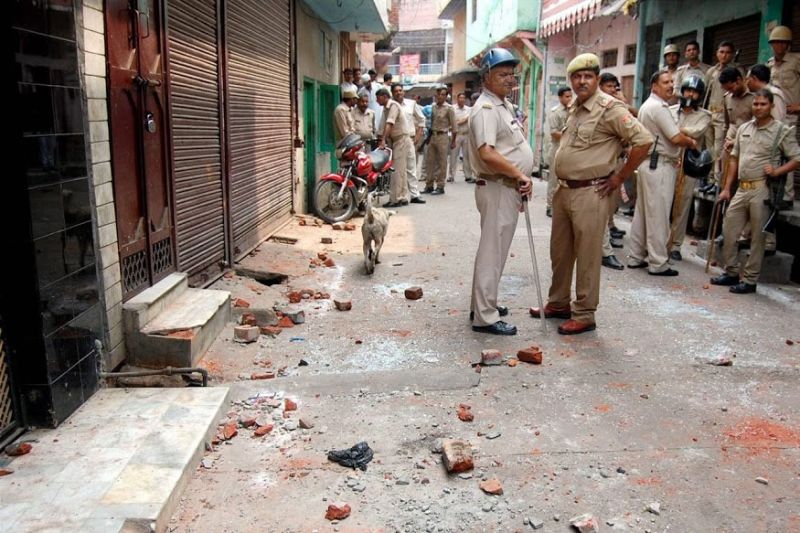 سال2013 میں مظفرنگر کے ایک فساد متاثرہ علاقے میں تعینات پولیس۔ (فائل فوٹو: پی ٹی آئی)