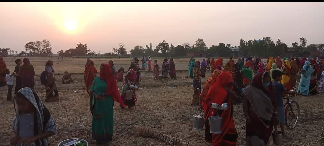 گونر گاؤں میں کورونا سے نجات کے لیے اجتماعی طور پر پوجا کرتی خواتین۔ (فوٹو: اسپیشل ارینجمنٹ)