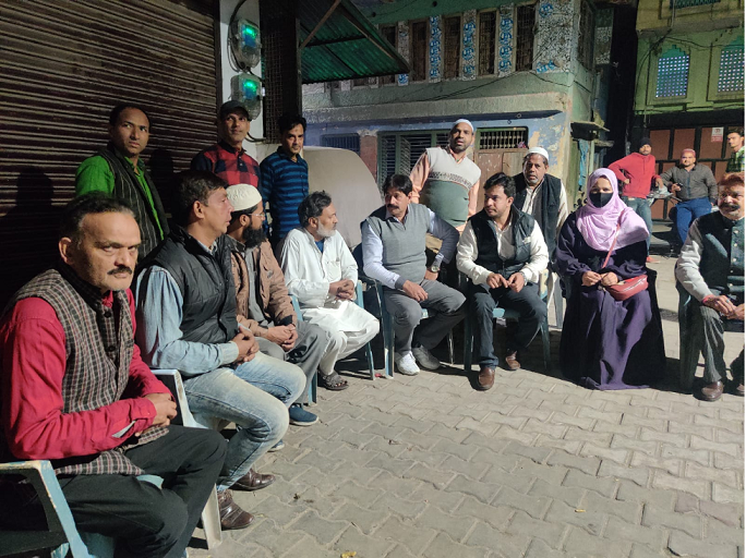 ان میں سے زیادہ تر لوگ پیتل کی صنعت کے کاریگر یا مزدور ہیں۔