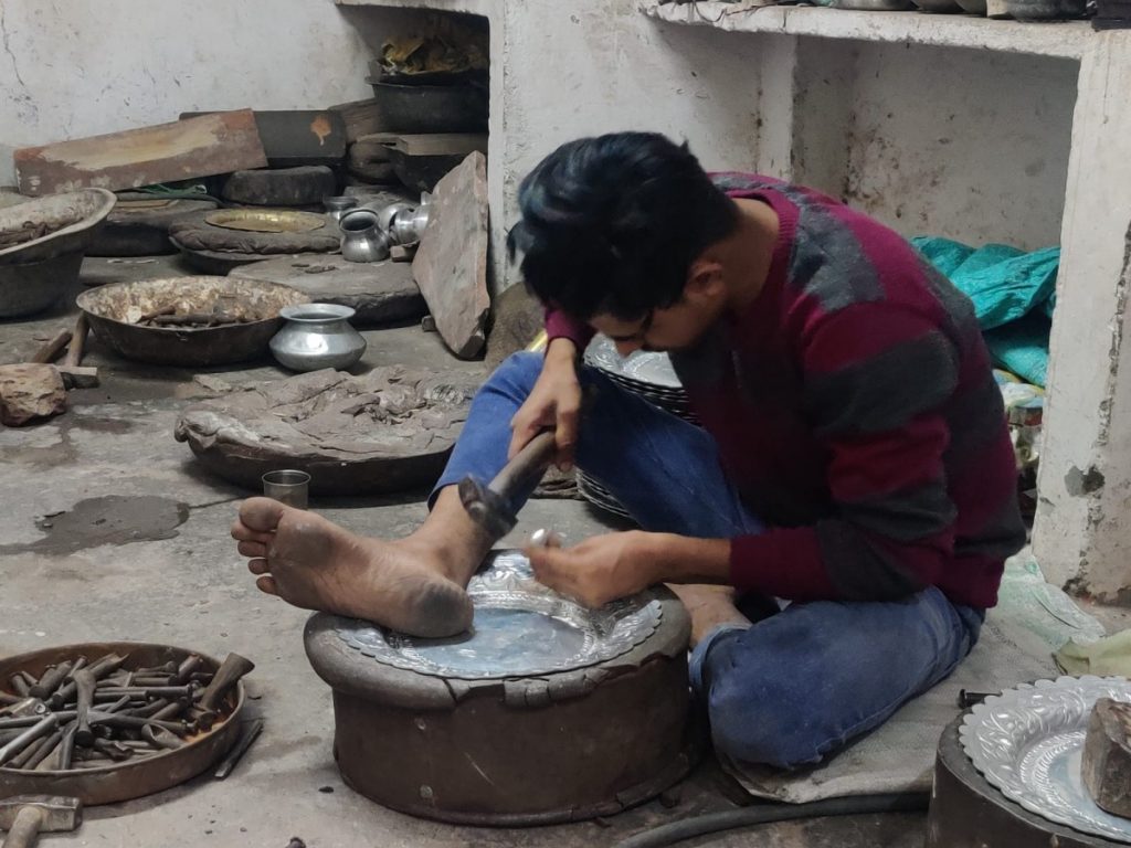 مرادآباد میں ایک پیتل کاریگر۔