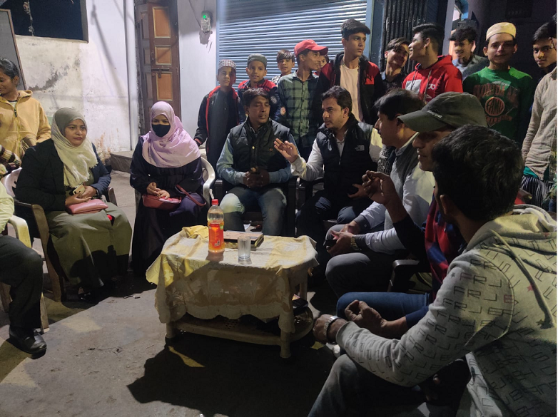 ان بیٹھکوں میں نوجوانوں  کی شرکت بھی ہوتی ہے۔