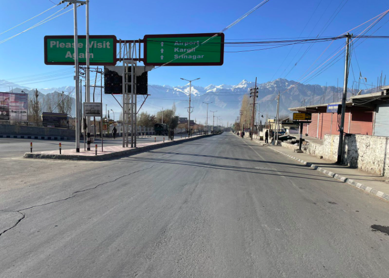 لداخ میں بند کے دوران خالی پڑی سڑک۔ (فوٹو: اسپیشل ارینجمنٹ)
