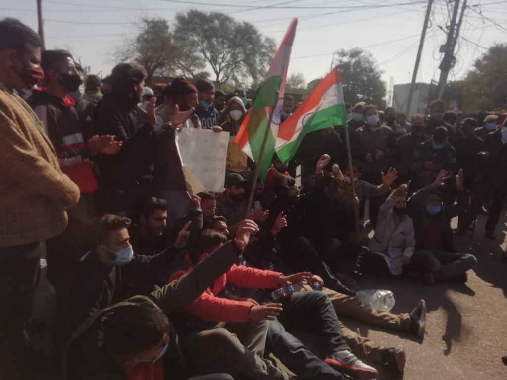 کارروائی کے خلاف مظاہرہ۔ (فوٹو: اسپیشل ارینجمنٹ)