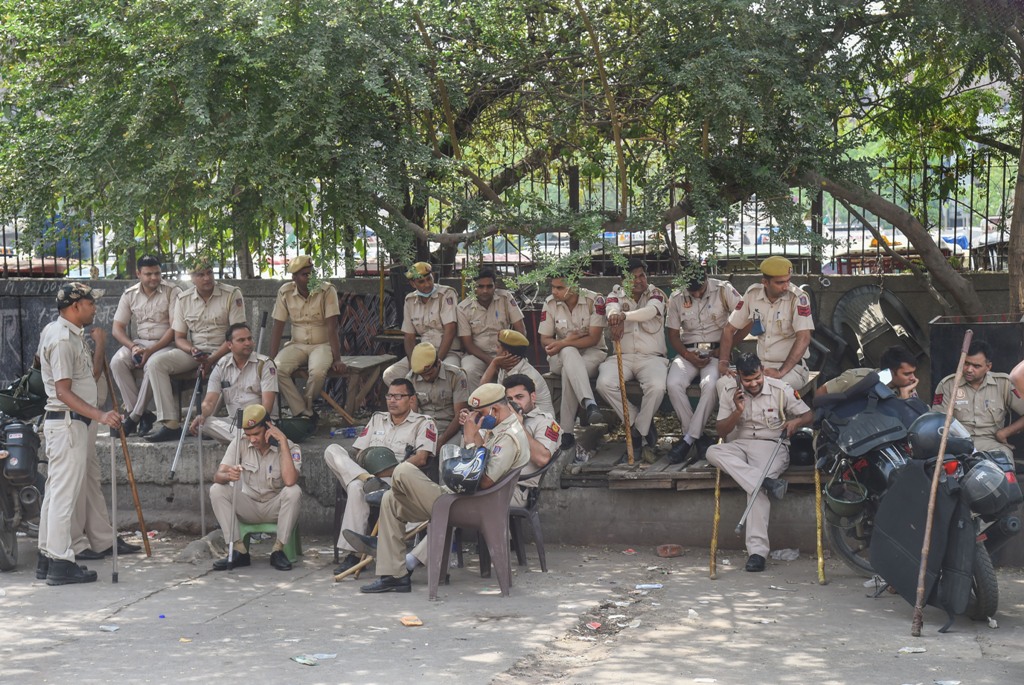 16 اپریل کو جہانگیر پوری میں فرقہ وارانہ تشدد کے بعد تعینات پولیس۔ (تصویر: پی ٹی آئی)