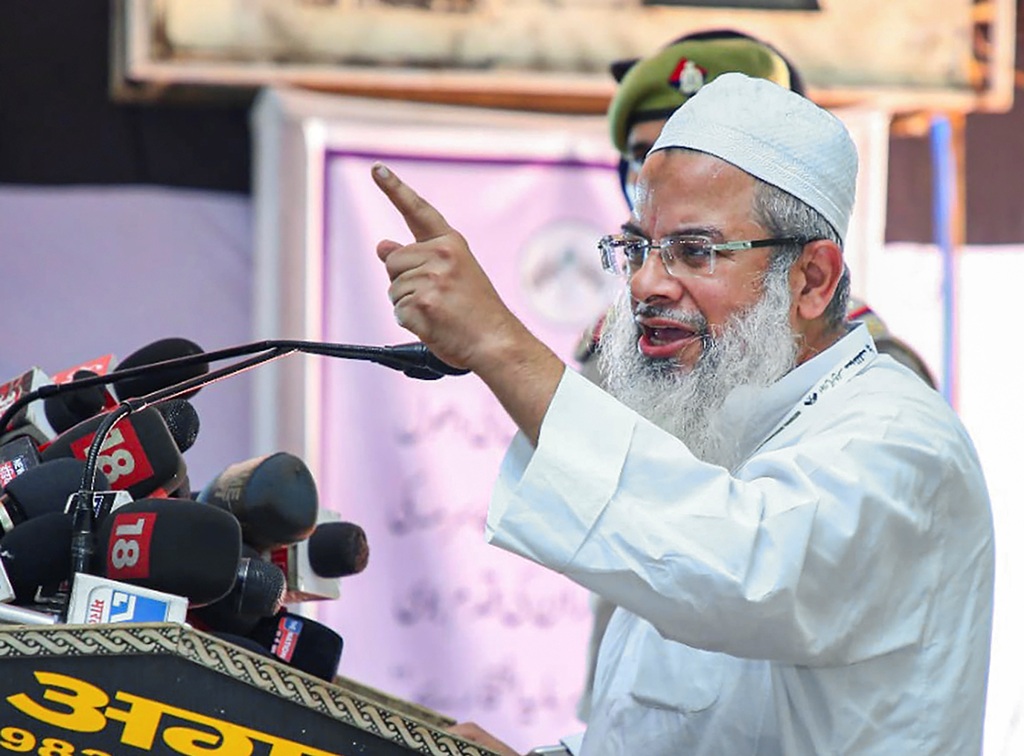 دیوبند میں مولانا محمود اسعد مدنی جمعیۃ کے اجلاس سے خطاب کرتے ہوئے۔ (تصویر: پی ٹی آئی)