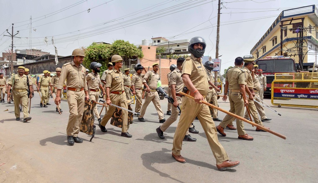 مظاہروں کے بعد 11 جون 2022 کو الہ آباد میں پولیس کا فلیگ مارچ۔ (تصویر: پی ٹی آئی)