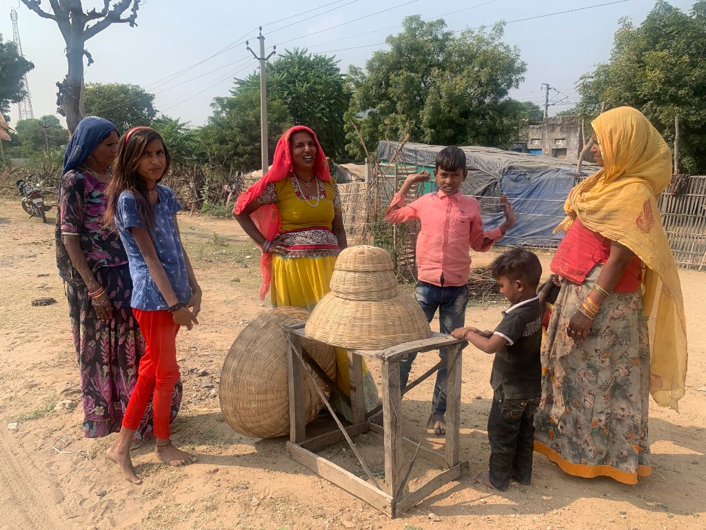 اندرا جوگی اپنے گراہک کا انتظار کرتے ہوئے، فوٹو: شیفالی مارٹنس 