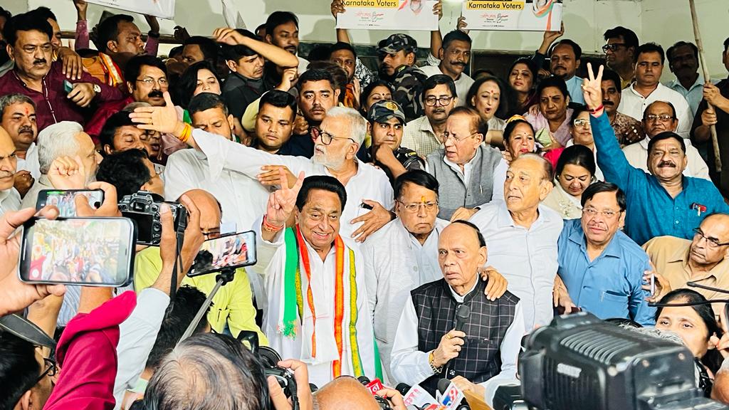 کرناٹک میں کانگریس کی جیت کے بعد 13 مئی کو مدھیہ پردیش کانگریس کے دفتر میں ریاستی صدر اور سابق وزیر اعلیٰ کمل ناتھ کی موجودگی میں جیت کا جشن منایا گیا۔ (فوٹو بہ شکریہ: ٹوئٹر)