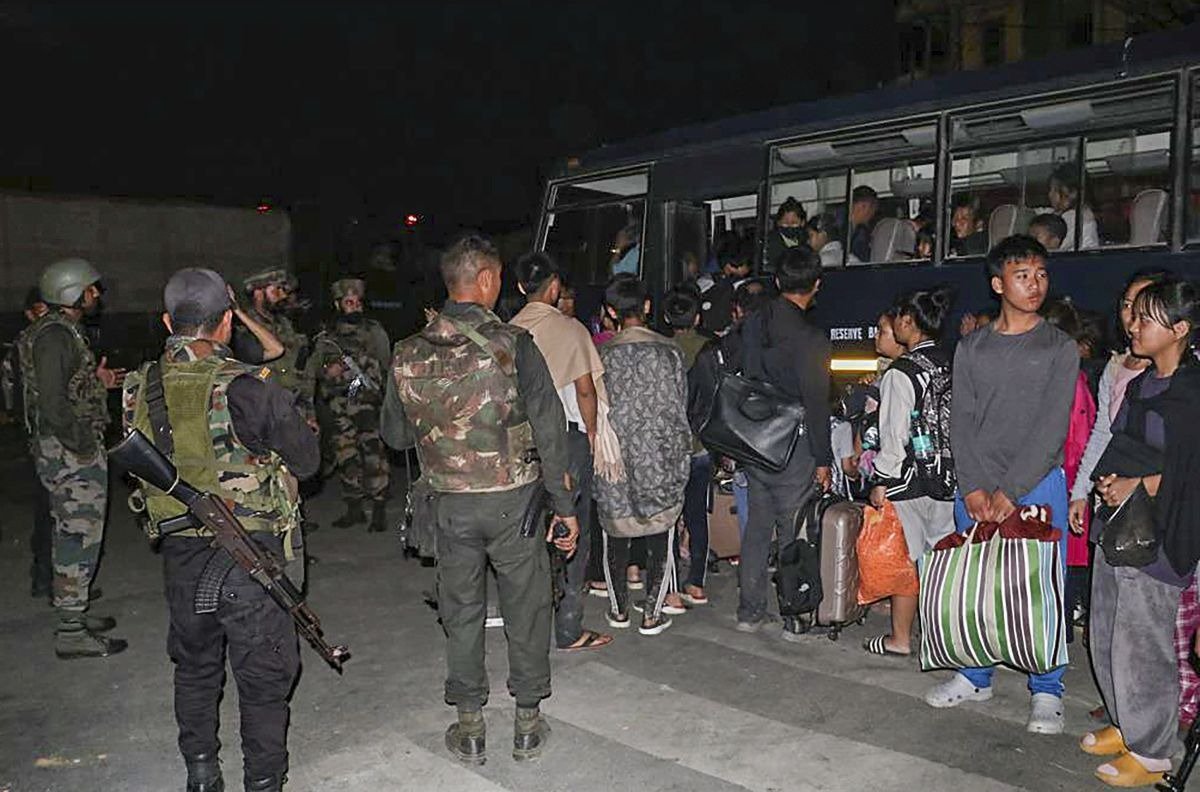تشدد کی وجہ سے منی پور کے لوگوں کو نقل مکانی کرنی پڑ رہی ہے۔ (فوٹو بہ شکریہ: اے این آئی)