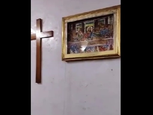 عیسیٰ مسیح کی تصویر کا ٹوٹا ہوا کانچ۔ (تصویر: اسپیشل ارینجمنٹ)