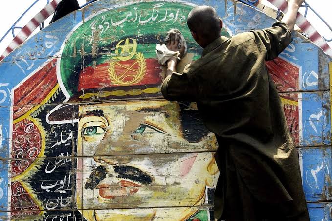  ٹرک آرٹ کے ان شوخ رنگ شاہ پاروں میں ایوب خان کو ہمیشہ فوجی وردی میں دِکھایا جاتاتھا۔
