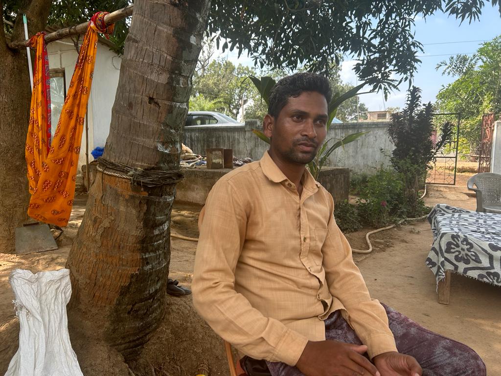 سنتیرناگ سلینگا گاؤں میں اپنے گھر میں۔ (تصویر: شراوستی داس گپتا)