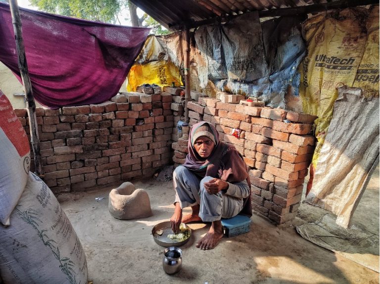 پورے گاؤں میں اپنے گھر میں کھانا کھا رہے لکھندر رام۔