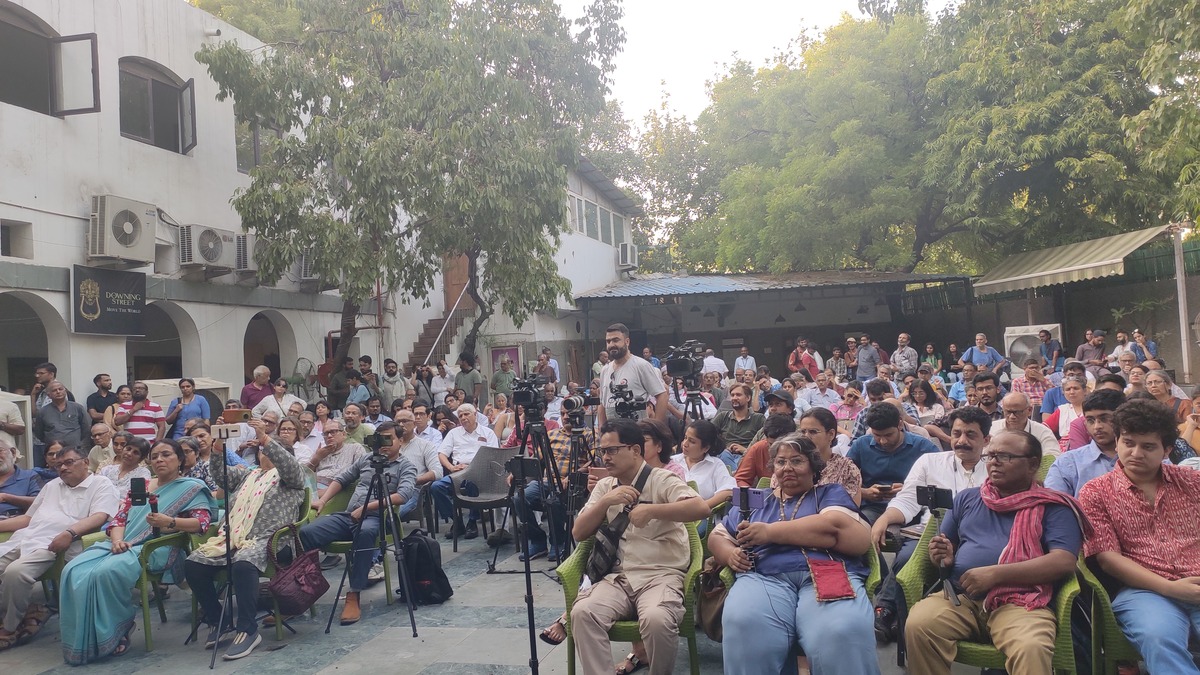 پریس کلب میں موجود صحافی، دانشور اور سول سوسائٹی کے لوگ۔ (تصویر: سونیا یادو/دی وائر)