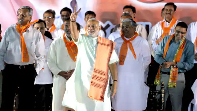اسیت وورا نریندر مودی کے ساتھ۔ (بالکل بائیں) (تصویر بہ شکریہ: narendramodi.in)